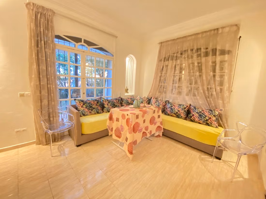 كراء فيلا فاخرة بالسويسي. 3 غرف رائعة. مدفأة ، حمام سباحة. 