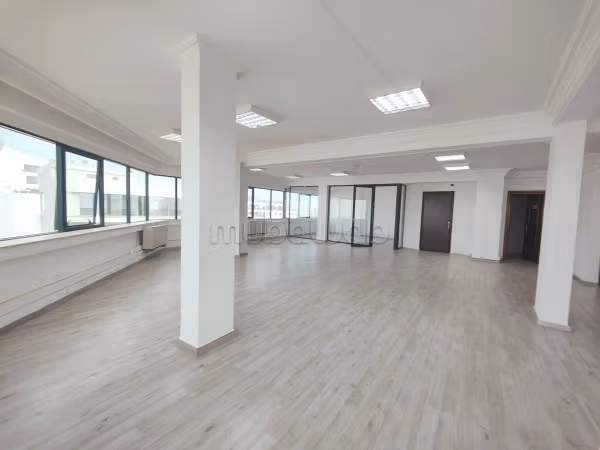 Ufficio da affittare a Gauthier. Superficie di 317 m². Dotato di ascensore.