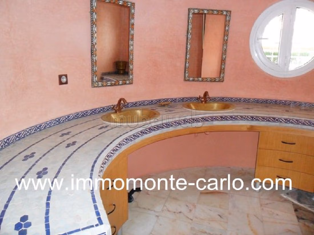 Magnificent villa for rent in Souissi. 7 Studio. Garden and garage. 