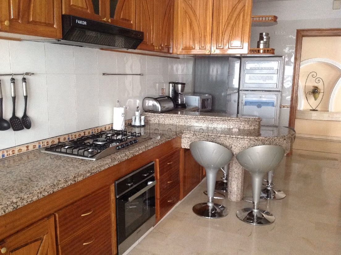 استئجار شقة ب شون كورس. المساحة الإجمالية 200 م². مفروشة. 