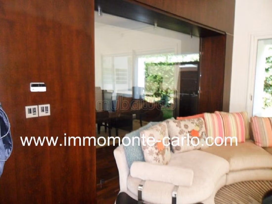 Maestosa residenza di lusso in affitto a Quartier Des Ambassades. 7 locali spaziosi. Posto auto e terrazzo. 