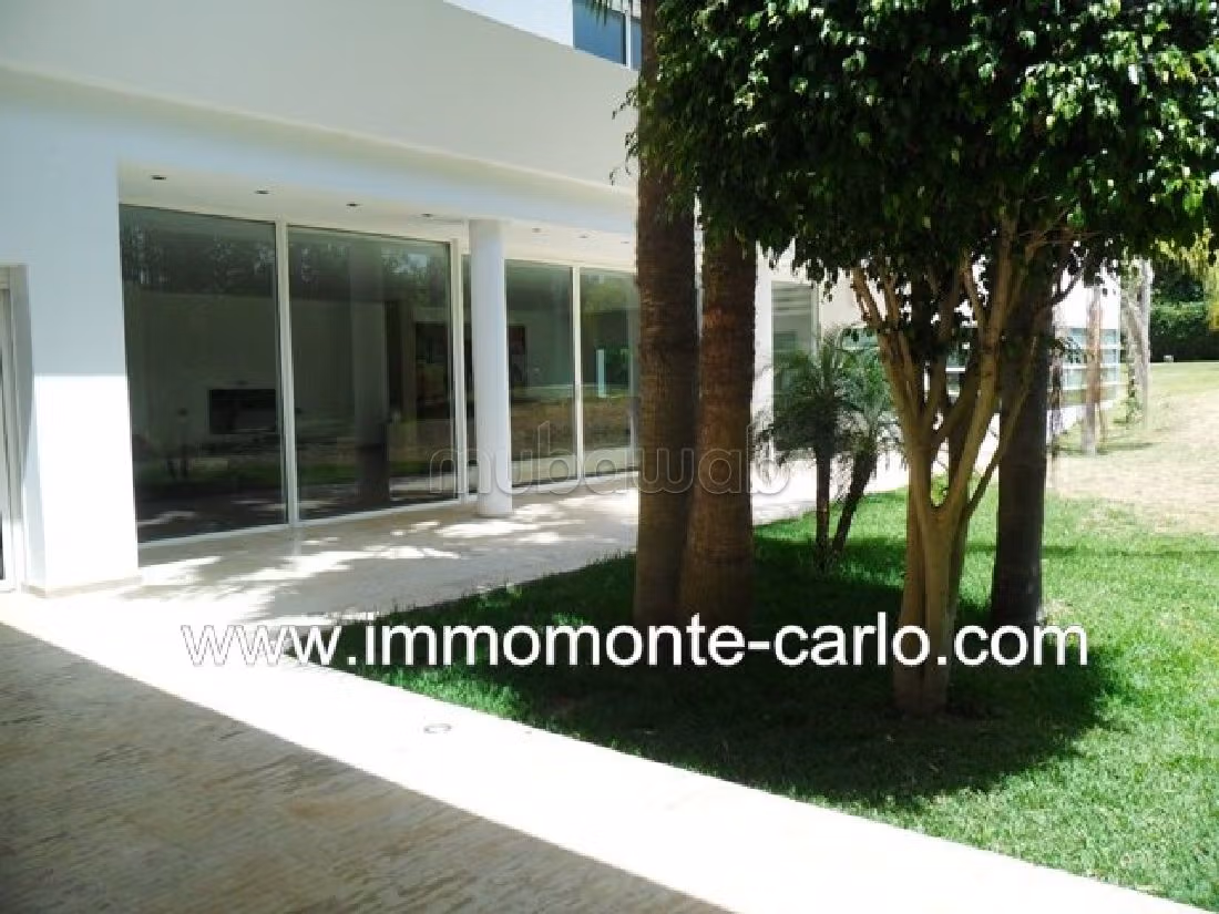 Maestosa residenza di lusso in affitto a Quartier Des Ambassades. 7 locali spaziosi. Posto auto e terrazzo. 