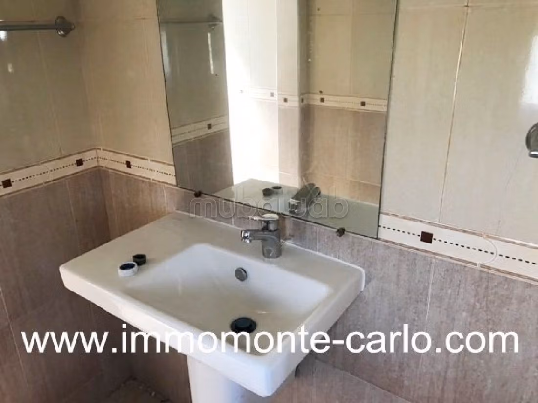 Offices for rent in Hassan - Centre Ville. Area of 300 m². Garden and garage.