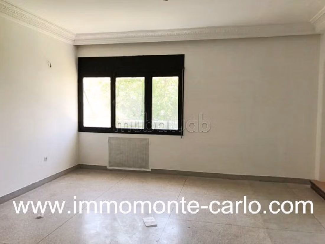 Offices for rent in Hassan - Centre Ville. Area of 300 m². Garden and garage.