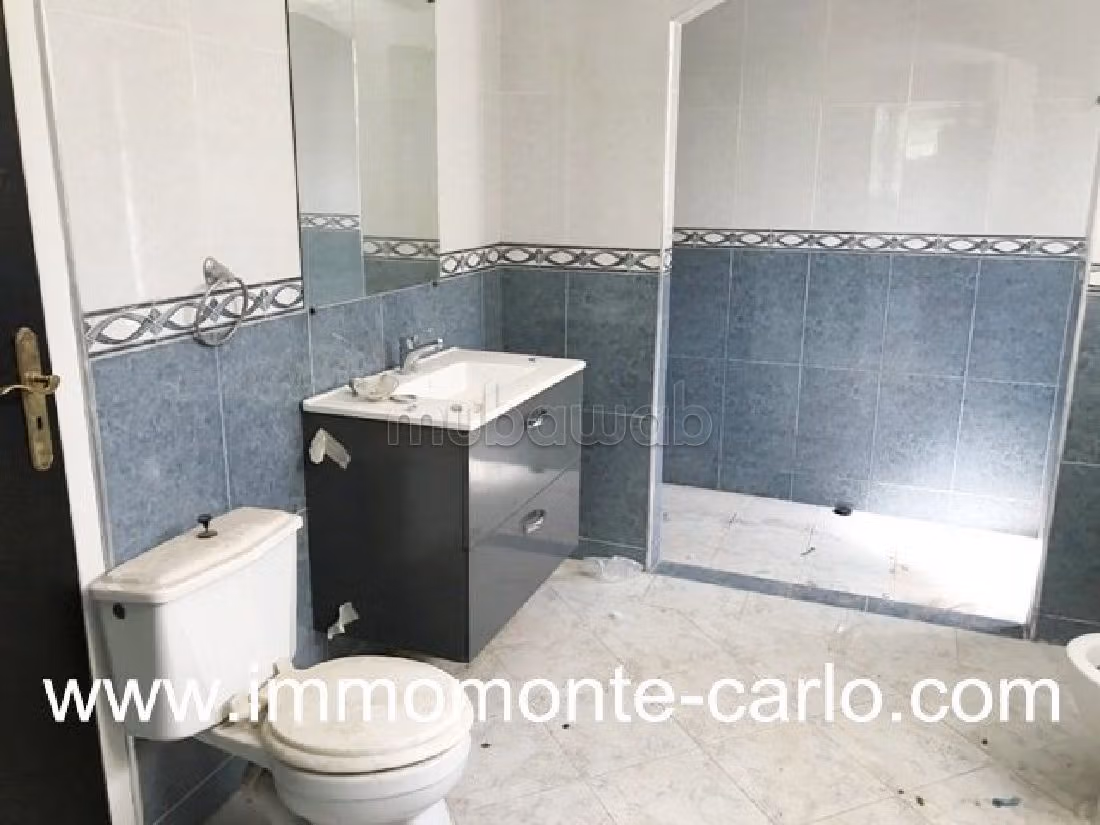 Offices for rent in Hassan - Centre Ville. Area of 300 m². Garden and garage.