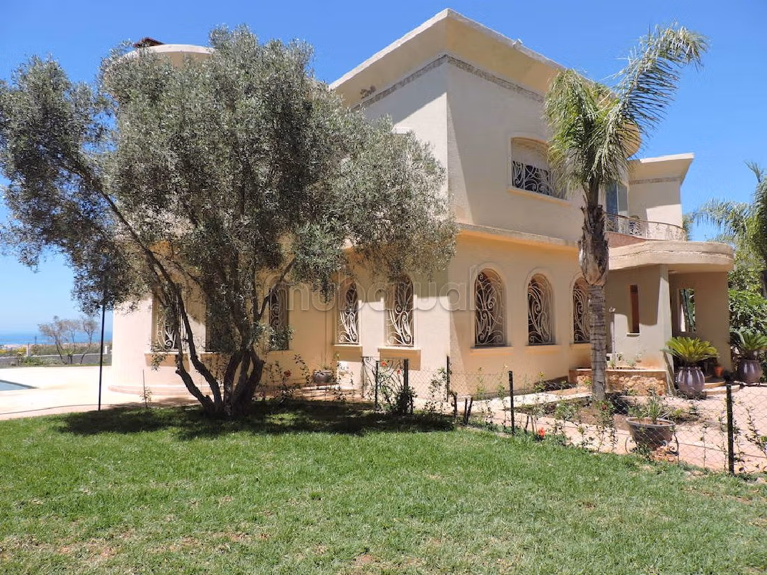 Nu te koop: villa's en luxe woningen. 5 Kamers. Traditionele, Marokkaanse woonkamer en satellietschotel. 