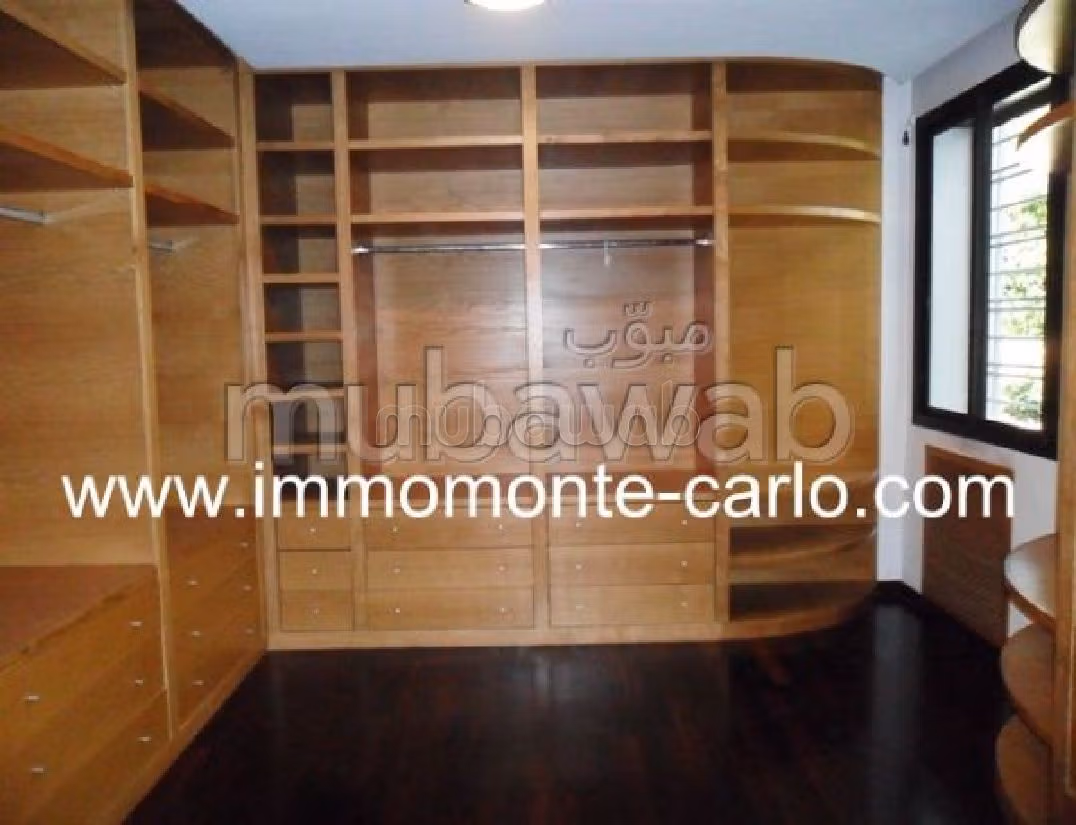 فيلا مساحتها 600م²، مطبخ مجهز، شرفة، 6 غرف، سويسي