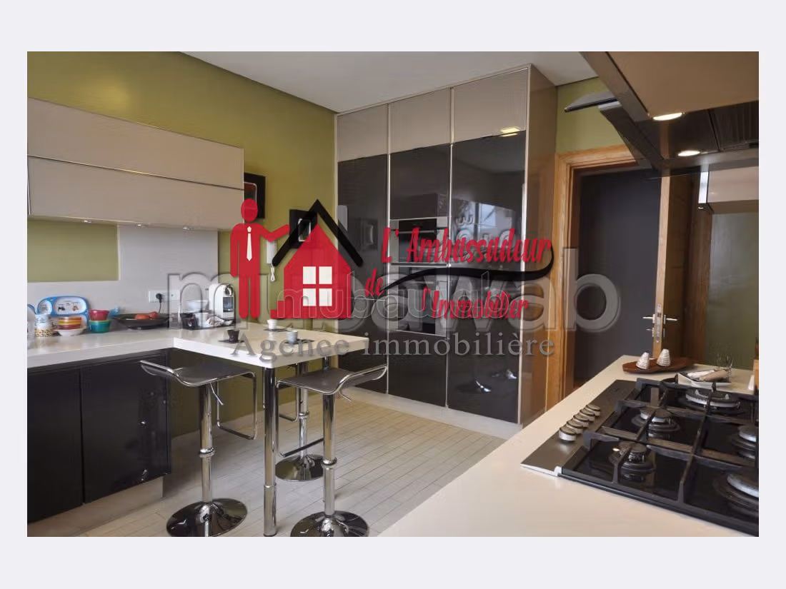 Casa de alto standing en venta en Anfa Supérieur. 9 Sala de estar. Espacios verdes, Balcón. 