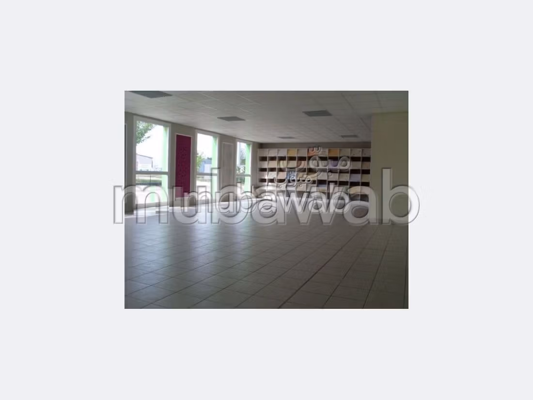 Offices for rent in Sidi Maarouf. Area of 498 m². Double glazing and reinforced door. 