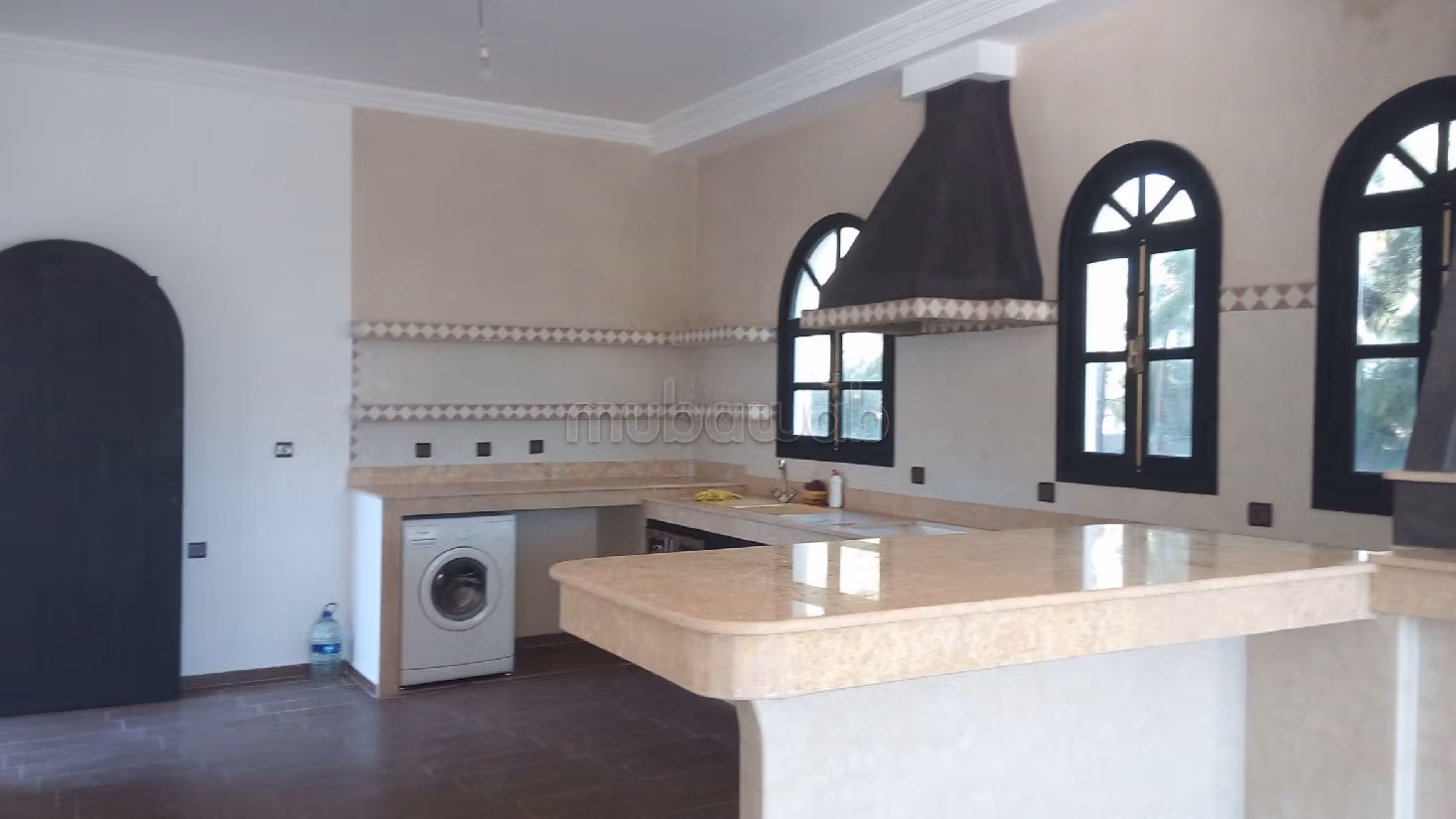 Luxury Villa for sale in Route de Marrakech. Small area 1 500 m². Carpark and garden.