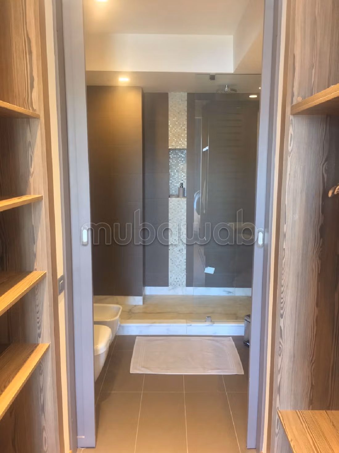 Huurappartementen in Ain Diab. Totale oppervlakte 75 m². Conciërge en zwembad. 