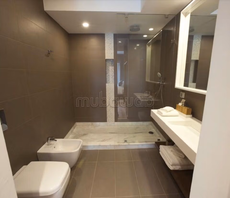 Huurappartementen in Ain Diab. Totale oppervlakte 75 m². Conciërge en zwembad. 