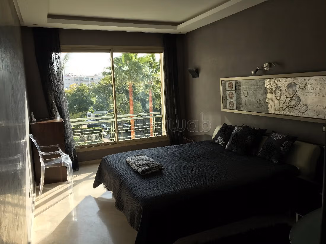 Vend appartement à Riyad. 5 grandes pièces. Double vitrage et porte blindée