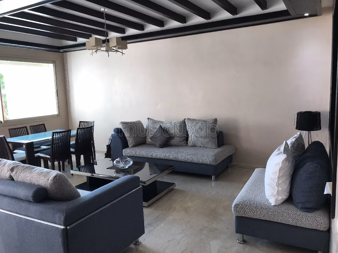 Vend appartement à Riyad. 5 grandes pièces. Double vitrage et porte blindée