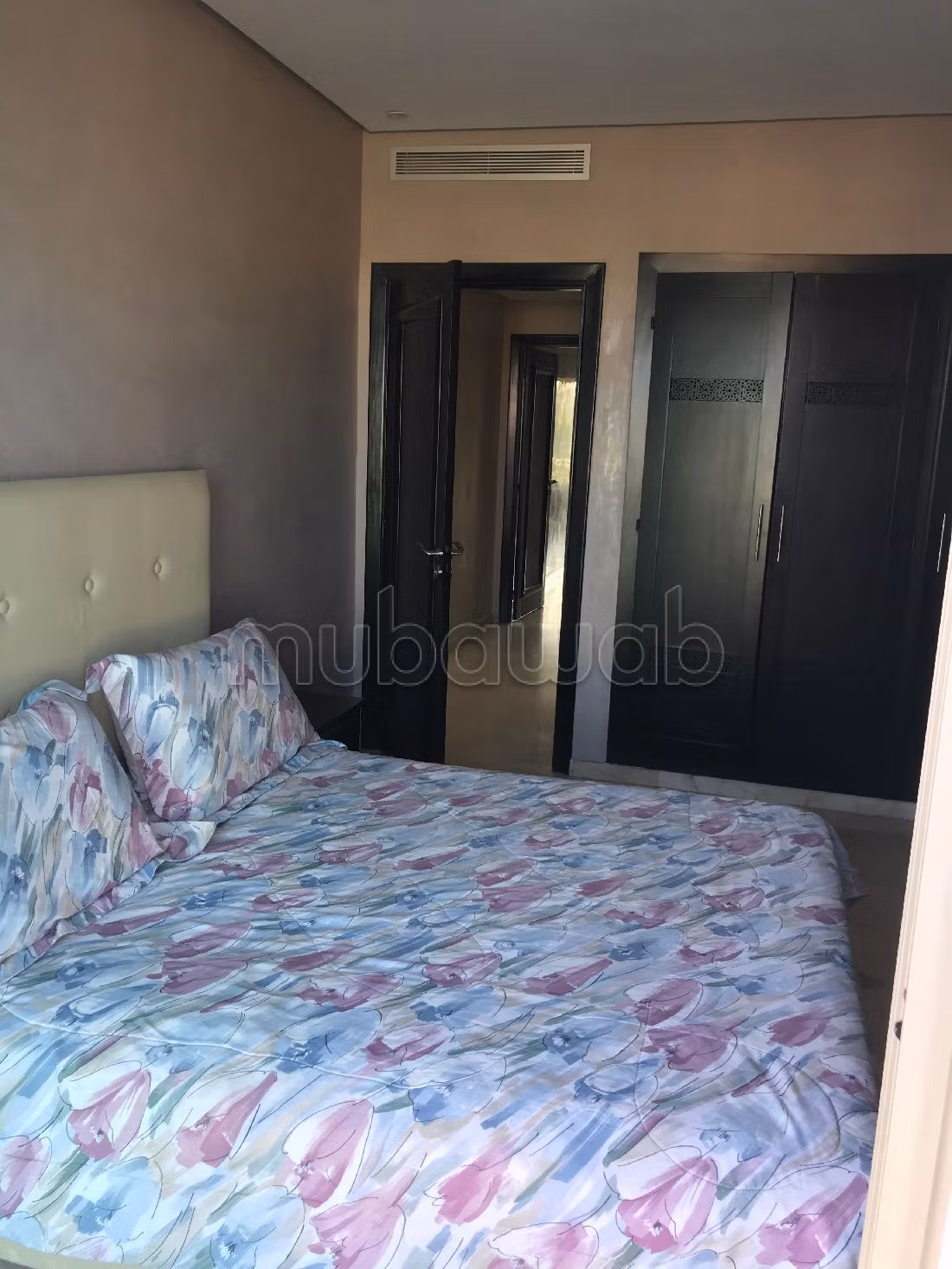 Vend appartement à Riyad. 5 grandes pièces. Double vitrage et porte blindée