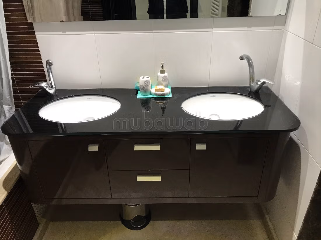 Vend appartement à Riyad. 5 grandes pièces. Double vitrage et porte blindée