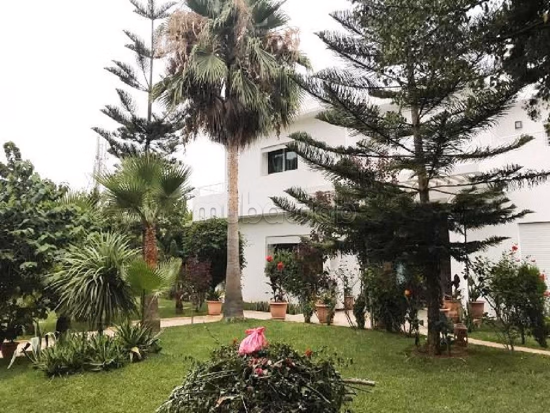 فيلا جميلة للكراء بالسويسي. المساحة 1800 م². مفروشة.