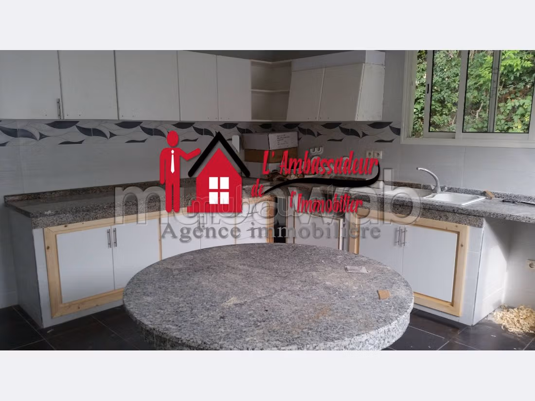 Se vende villa de lujo en Anfa Supérieur. 8 habitaciones confortables. Hermosa terraza y jardín. 