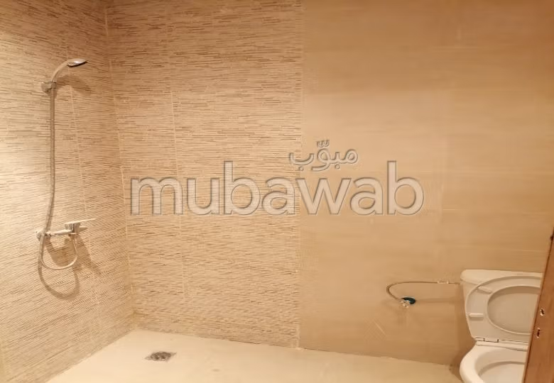 Nu huren: appartementen. 2 Slaapkamers. Marokkaanse woonkamer en satellietschotel. 