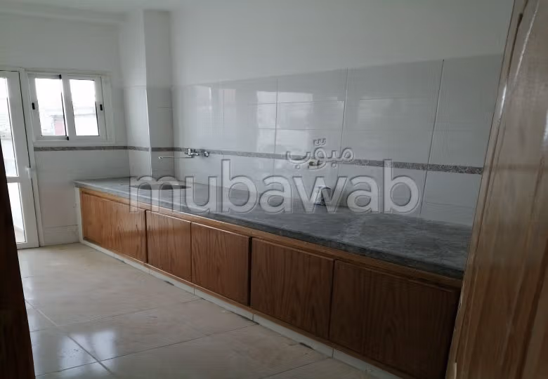 Nu huren: appartementen. 2 Slaapkamers. Marokkaanse woonkamer en satellietschotel. 