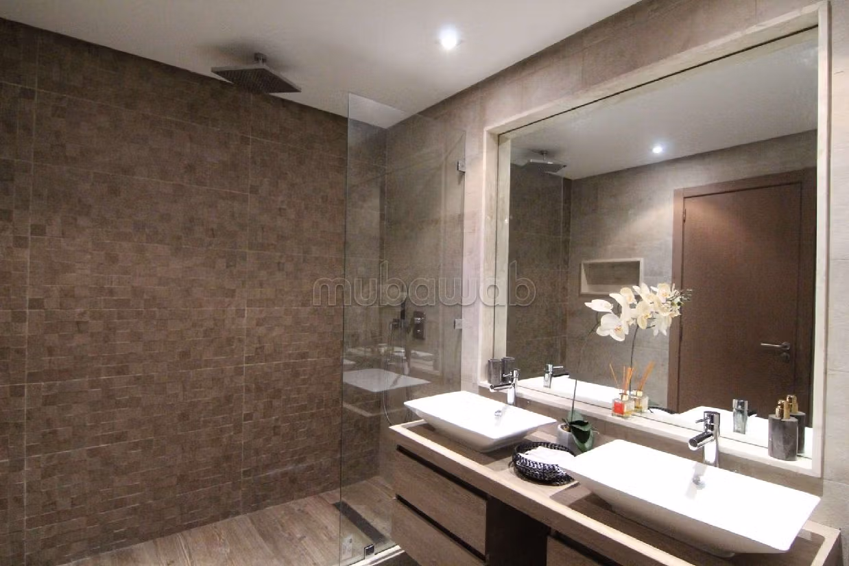 Vendita appartamento. Superficie 245 m². Giardino e terrazzo. 