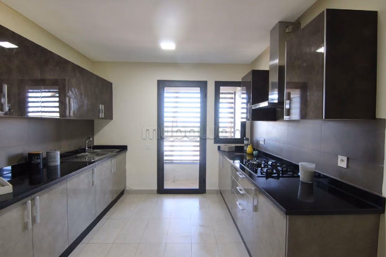 Vendita appartamento. Superficie 245 m². Giardino e terrazzo. 