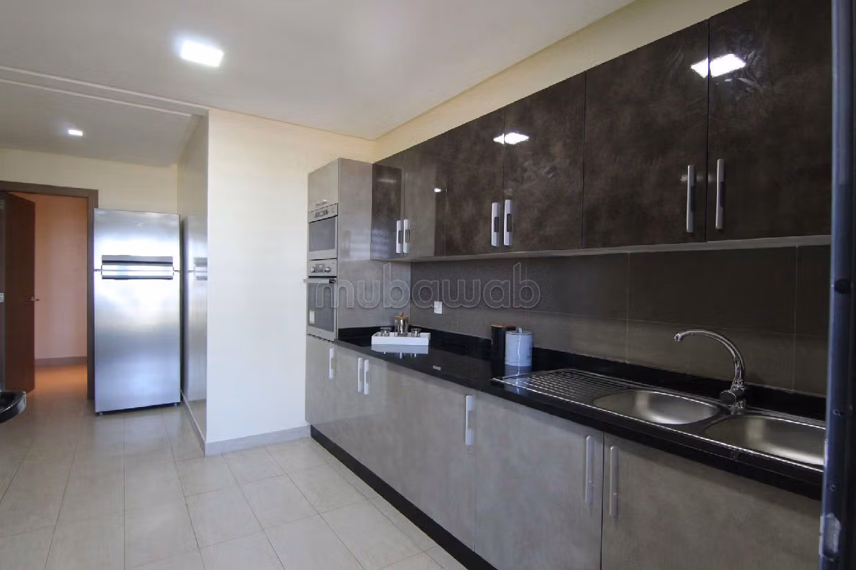 Vendita appartamento. Superficie 245 m². Giardino e terrazzo. 