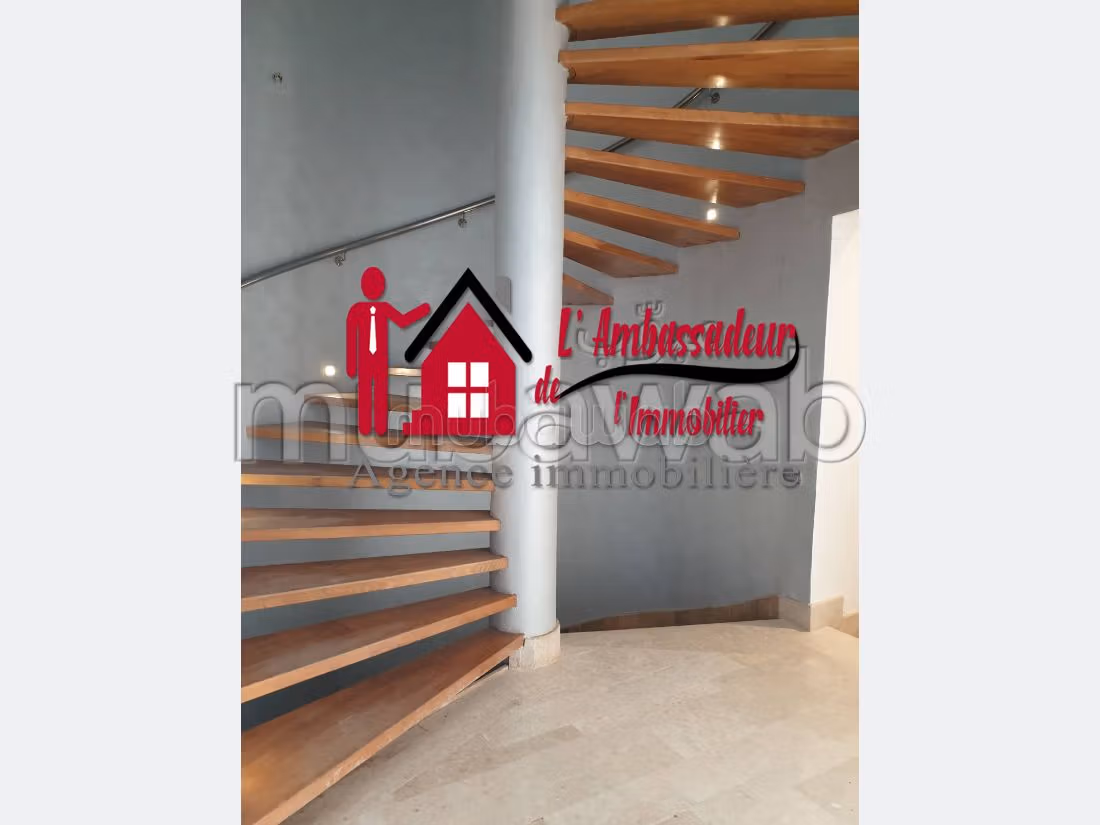 Villa's en luxe woningen om te kopen in Ain Diab. 6 Ruimtes. Garage en mooi terras. 