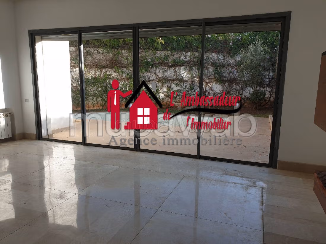 Villa's en luxe woningen om te kopen in Ain Diab. 6 Ruimtes. Garage en mooi terras. 