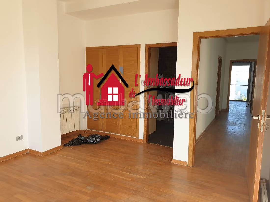 Villa's en luxe woningen om te kopen in Ain Diab. 6 Ruimtes. Garage en mooi terras. 