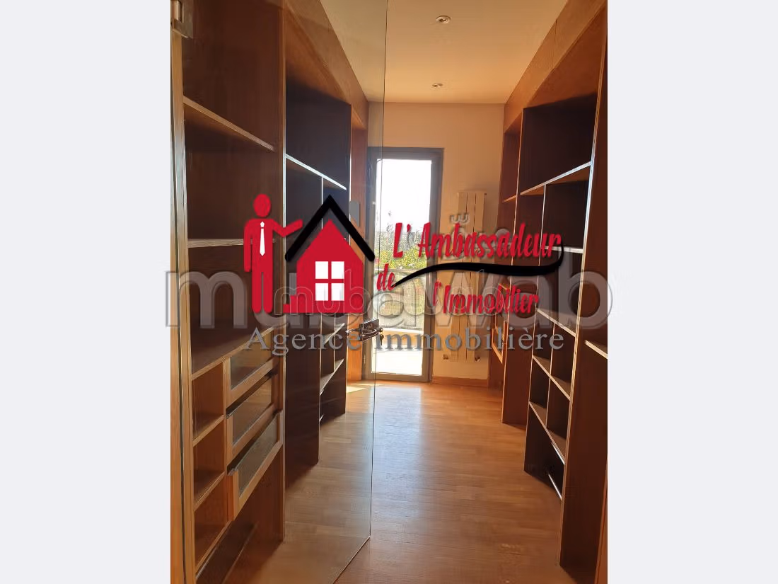 Villa's en luxe woningen om te kopen in Ain Diab. 6 Ruimtes. Garage en mooi terras. 