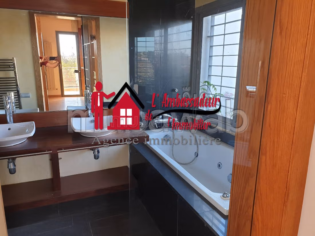 Villa's en luxe woningen om te kopen in Ain Diab. 6 Ruimtes. Garage en mooi terras. 