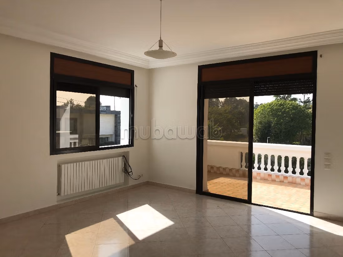 فيلا فاخرة للبيع بالسويسي. 7 قطع مريحة. إقامة آمنة ومجهزة بنظام استقطاب قنوات الأقمار الصناعية. 