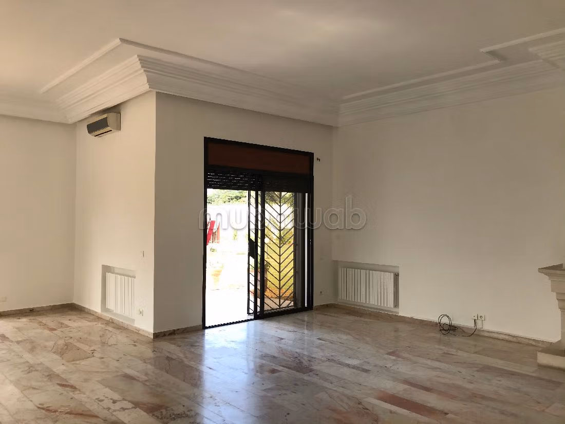 فيلا فاخرة للبيع بالسويسي. 7 قطع مريحة. إقامة آمنة ومجهزة بنظام استقطاب قنوات الأقمار الصناعية. 