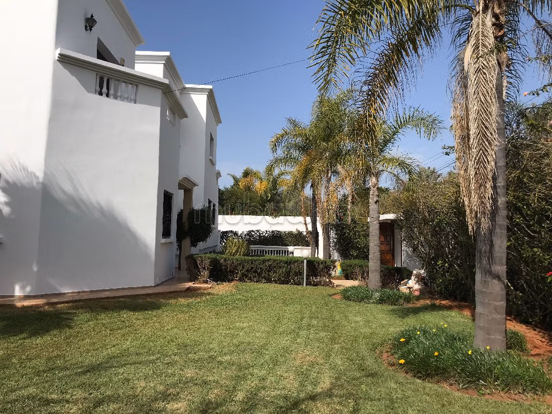 فيلا فاخرة للبيع بالسويسي. 7 قطع مريحة. إقامة آمنة ومجهزة بنظام استقطاب قنوات الأقمار الصناعية. 