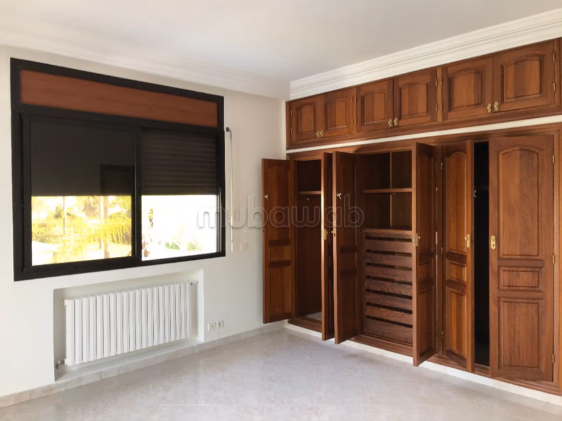 فيلا فاخرة للبيع بالسويسي. 7 قطع مريحة. إقامة آمنة ومجهزة بنظام استقطاب قنوات الأقمار الصناعية. 