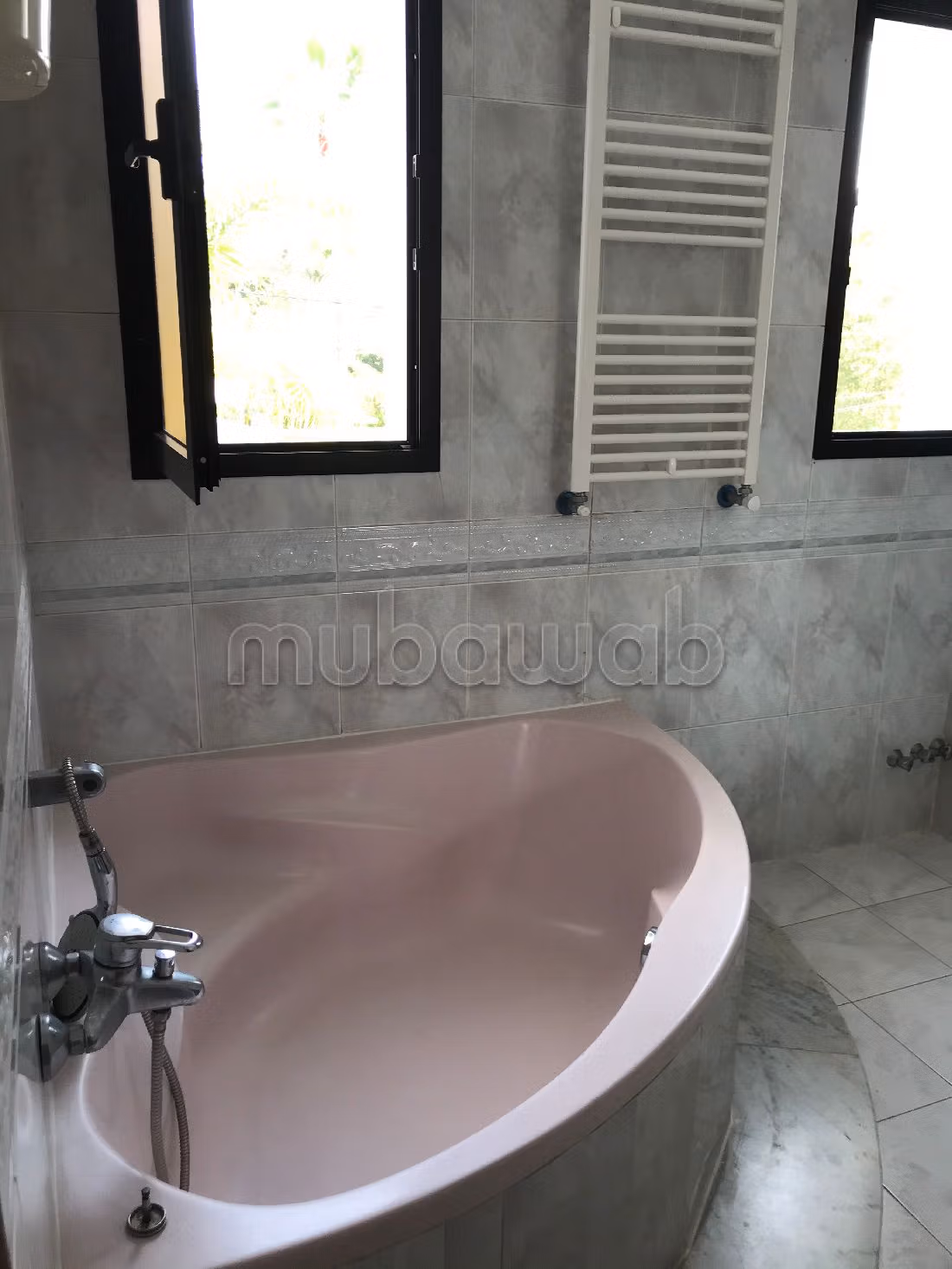 فيلا فاخرة للبيع بالسويسي. 7 قطع مريحة. إقامة آمنة ومجهزة بنظام استقطاب قنوات الأقمار الصناعية. 