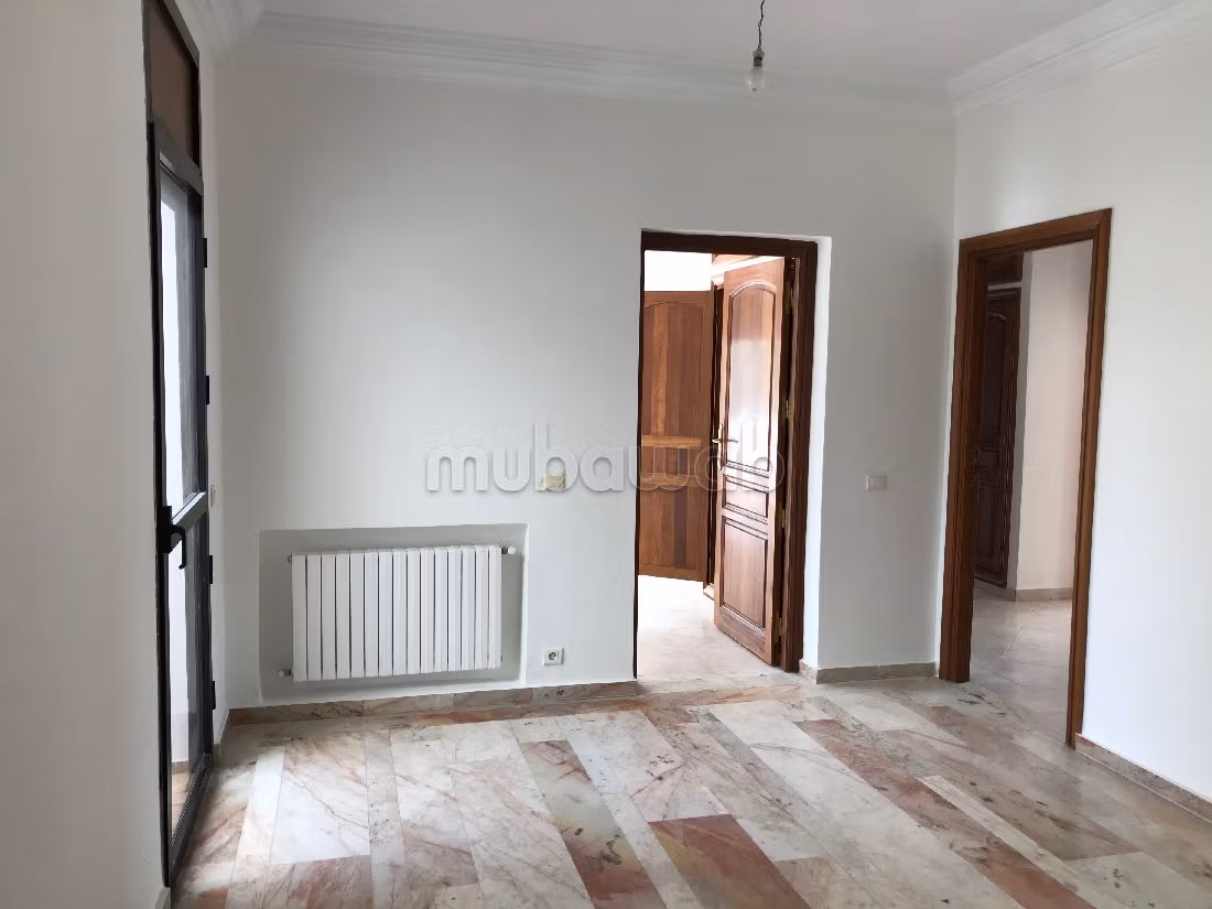 فيلا فاخرة للبيع بالسويسي. 7 قطع مريحة. إقامة آمنة ومجهزة بنظام استقطاب قنوات الأقمار الصناعية. 