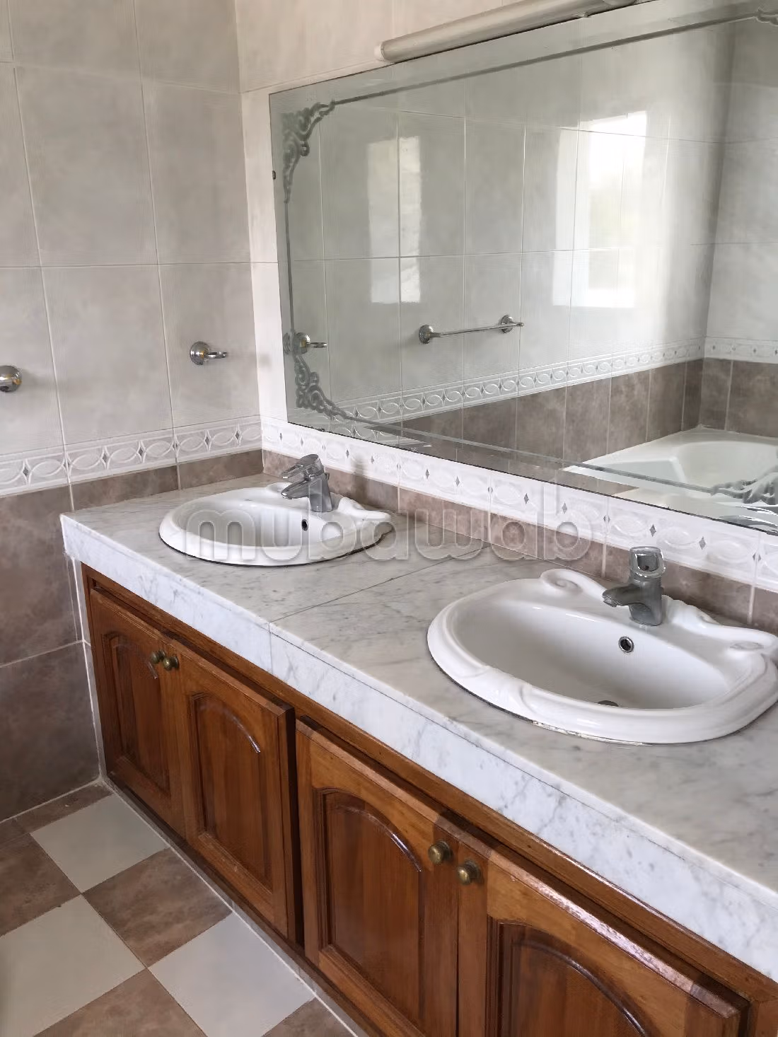 فيلا فاخرة للبيع بالسويسي. 7 قطع مريحة. إقامة آمنة ومجهزة بنظام استقطاب قنوات الأقمار الصناعية. 