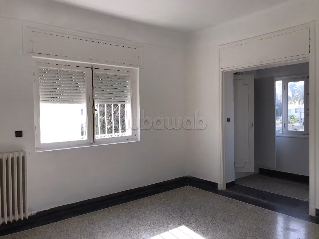 كراء فيلا فاخرة ب الحي الإداري. 4 غرف ممتازة. مدفأة ومكيف الهواء.