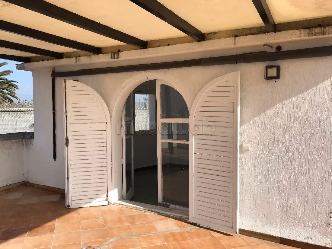 كراء فيلا فاخرة ب الحي الإداري. 4 غرف ممتازة. مدفأة ومكيف الهواء.