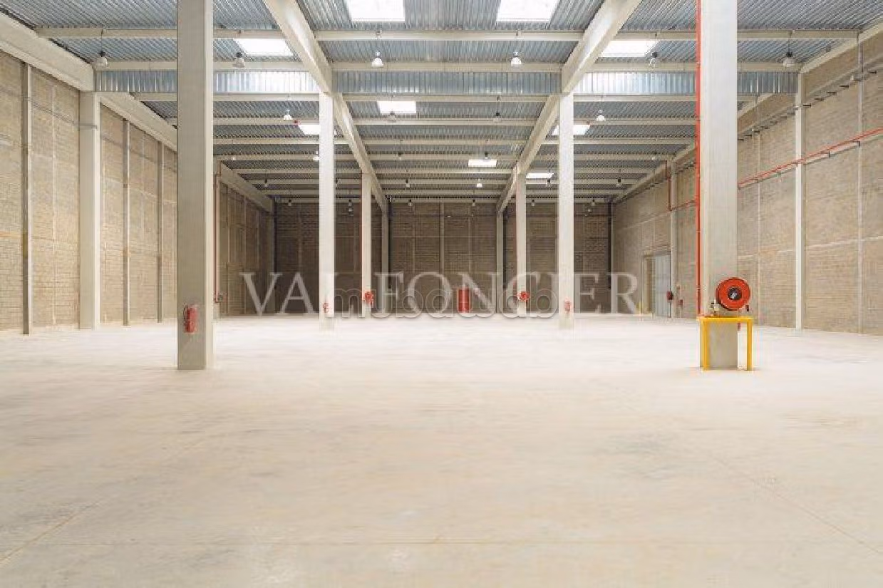 Offices & shops to rent. Large area 3 250 m². 