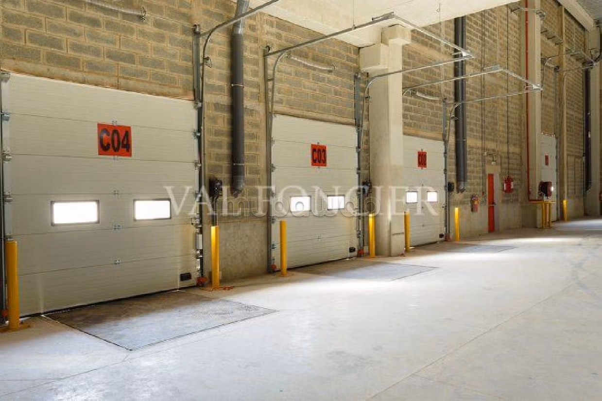 Offices & shops to rent. Large area 3 250 m². 