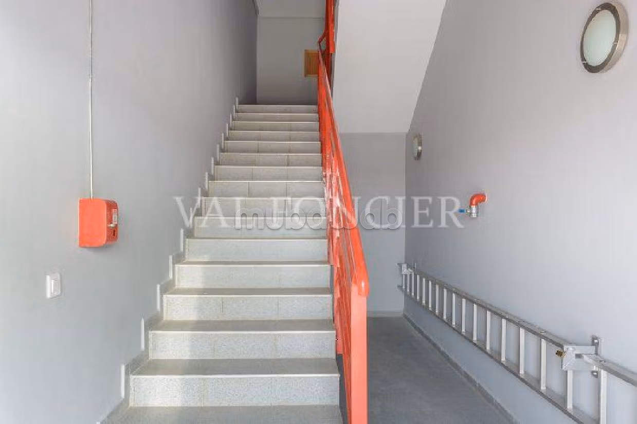 Offices & shops to rent. Large area 3 250 m². 