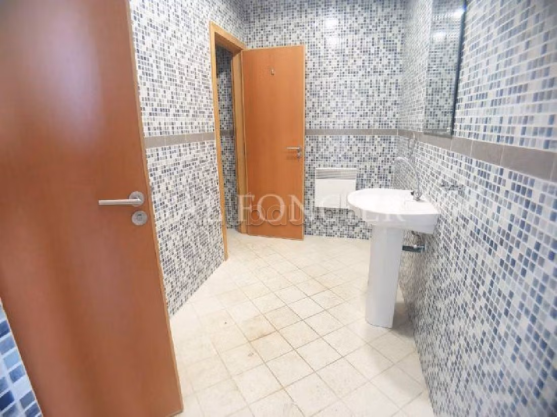 Offices & shops to rent. Large area 3 250 m². 