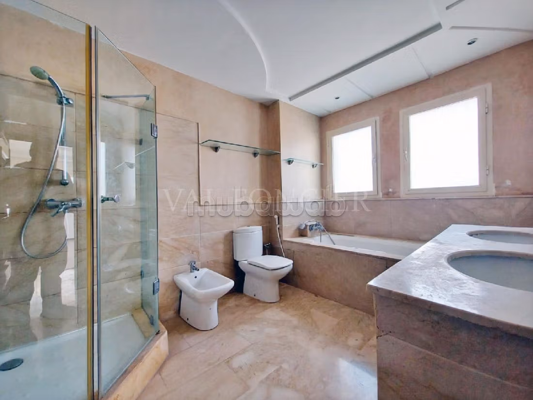 Beautiful villa for rent in Ain Diab. 4 Large room. Parking spaces and beautiful garden. 