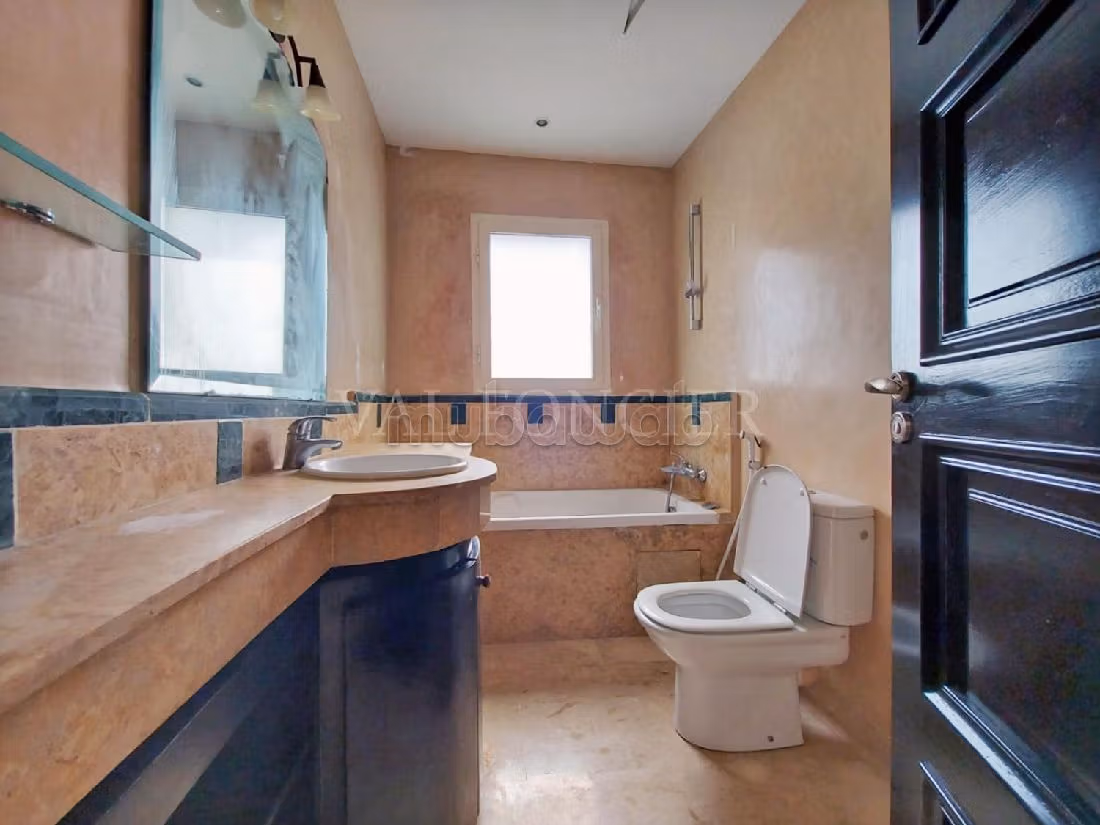 Beautiful villa for rent in Ain Diab. 4 Large room. Parking spaces and beautiful garden. 