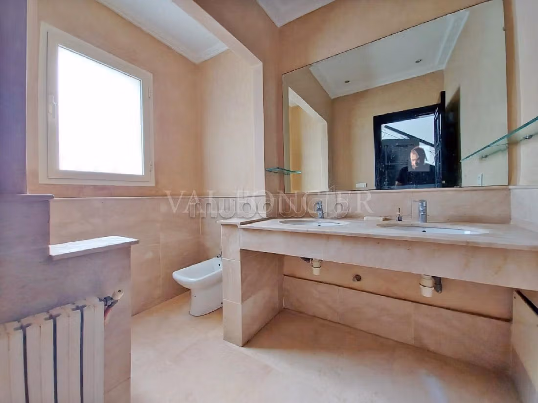 Beautiful villa for rent in Ain Diab. 4 Large room. Parking spaces and beautiful garden. 