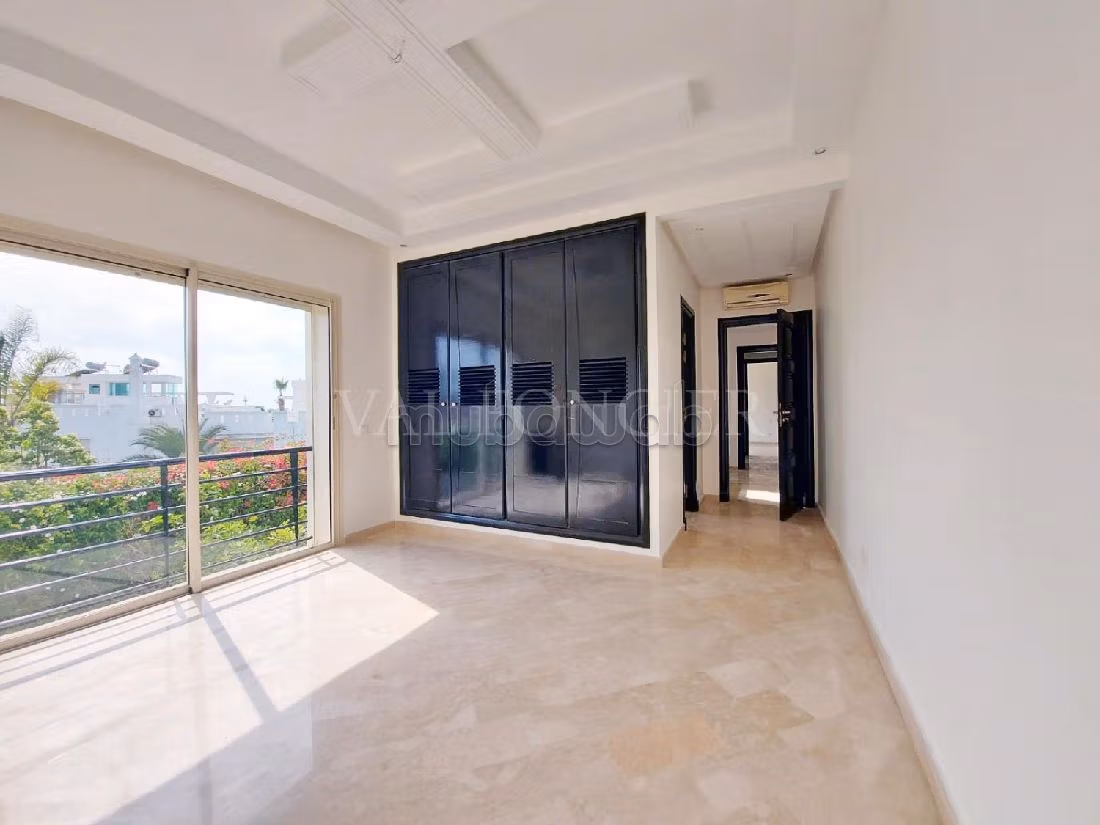 Beautiful villa for rent in Ain Diab. 4 Large room. Parking spaces and beautiful garden. 