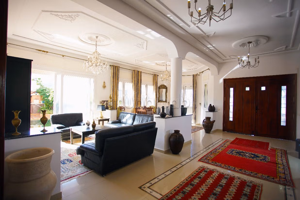 Villa's en luxe woningen beschikbaar in Malabata. 4 Slaapkamers. Uitzicht op zee, verwarming. 
